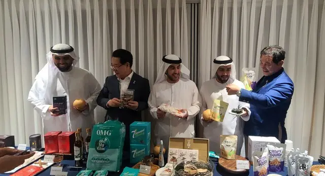 ROYAL OFFICEに全羅南道の名産品を説明するキム・ヨンロク知事