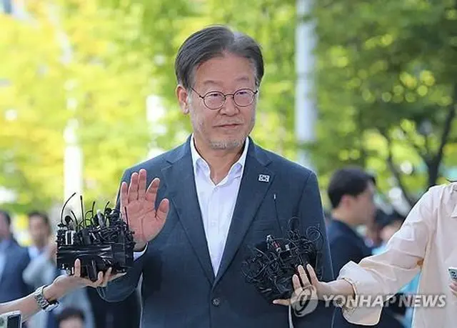 水原地検に到着した李氏（共同取材）＝１２日、水原（聯合ニュース）