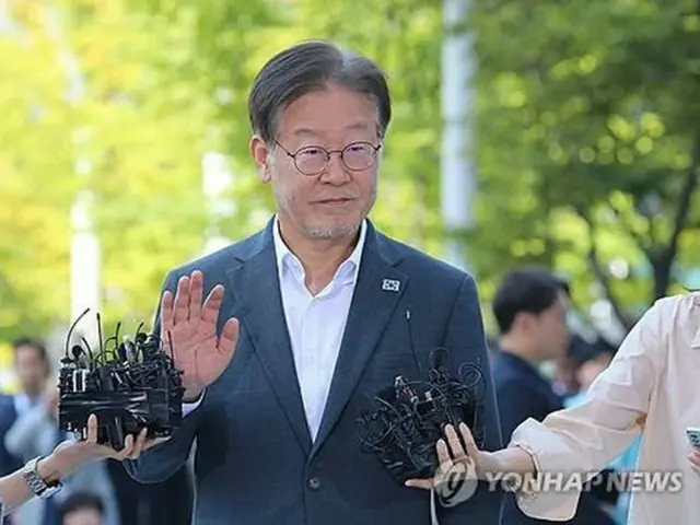 水原地検に到着した李氏（共同取材）＝１２日、水原（聯合ニュース）