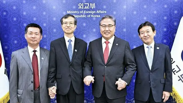 記念撮影する朴振外交部長官（右から２人目）と李煕燮氏ら事務局の一行（外交部提供）＝（聯合ニュース）