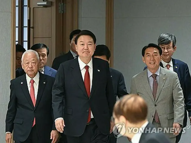 民団との面会会場に入る尹大統領（中央・大統領室提供）＝（聯合ニュース）