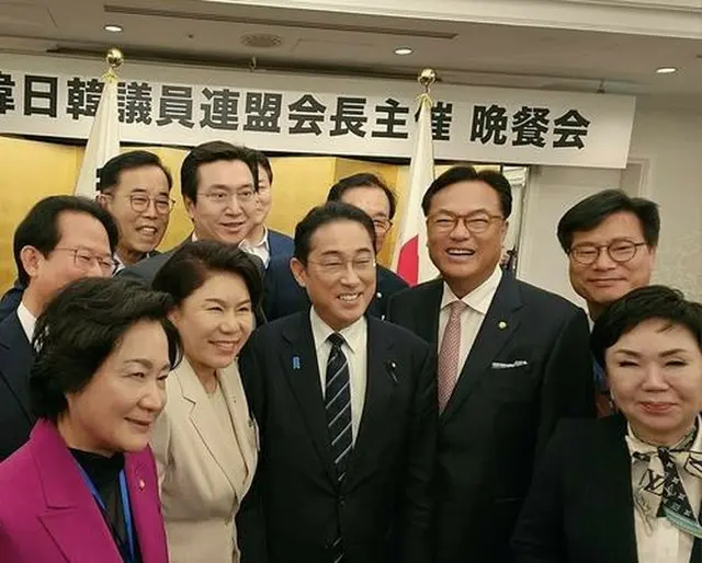 韓日議連・日韓議連の夕食会で記念撮影する岸田首相（前列中央）や韓日議連の鄭会長ら（鄭氏のフェイスブックより）＝（聯合ニュース）≪転載・転用禁止≫
