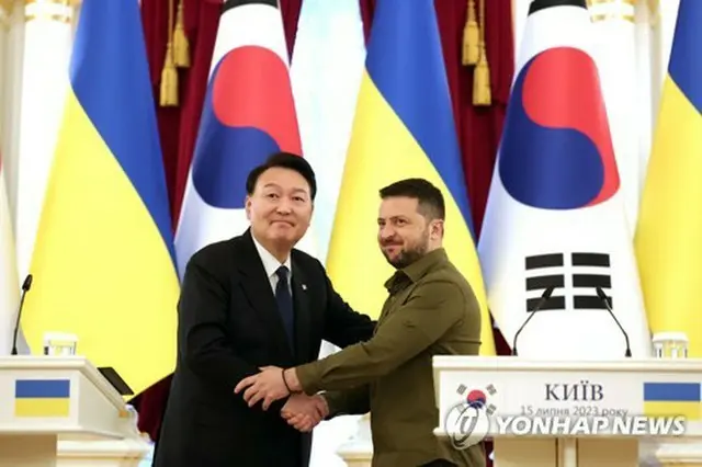 ７月にウクライナの首都キーウを訪問した尹錫悦（ユン・ソクヨル）大統領（左）はゼレンスキー大統領と会談した（韓国大統領室提供）＝（聯合ニュース）≪転載・転用禁止≫