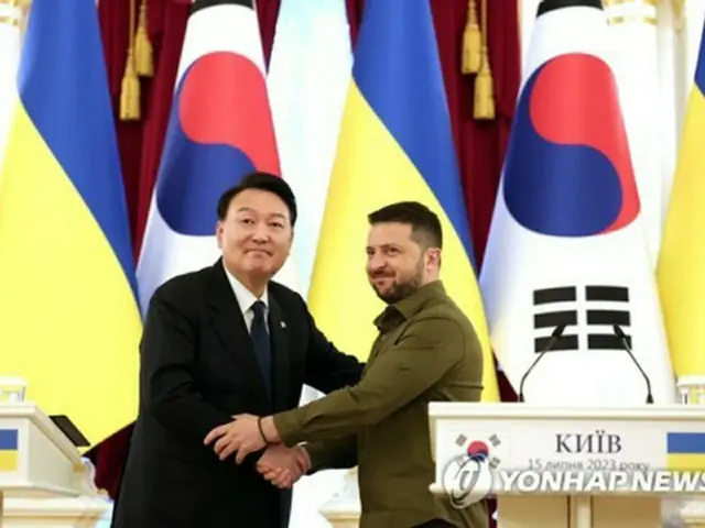 ７月にウクライナの首都キーウを訪問した尹錫悦（ユン・ソクヨル）大統領（左）はゼレンスキー大統領と会談した（韓国大統領室提供）＝（聯合ニュース）≪転載・転用禁止≫