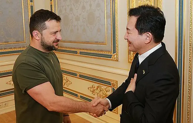 ゼレンスキー大統領（左）とあいさつを交わす元長官（国土交通部提供）＝（聯合ニュース）≪転載・転用禁止≫