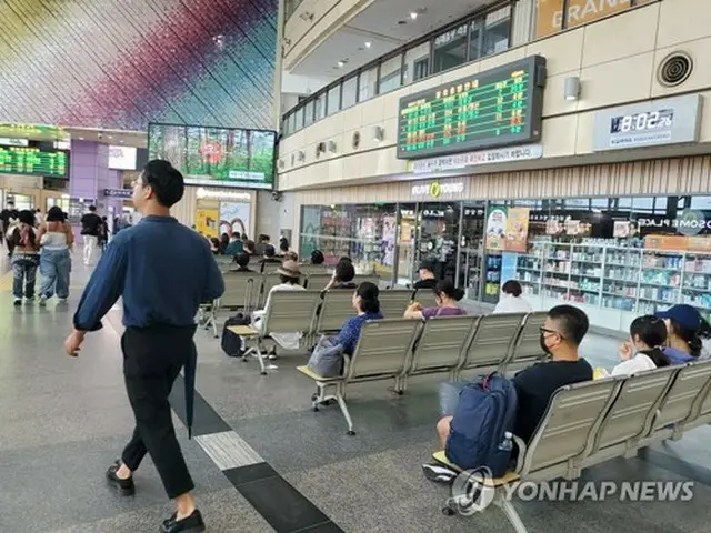 電光掲示板に運行取りやめや遅延の案内が出ている東大邱駅＝１７日、大邱（聯合ニュース）