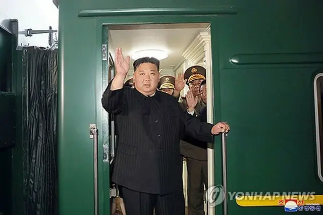専用列車に乗る金正恩氏（資料写真）＝（朝鮮中央通信＝聯合ニュース）≪転載・転用禁止≫