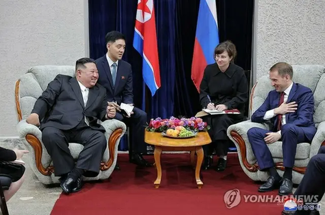 会談するロシアのコズロフ天然資源環境相（右端）と北朝鮮の金正恩（キム・ジョンウン）国務委員長（朝鮮労働党総書記）＝（朝鮮中央通信＝聯合ニュース）≪転載・転用禁止≫