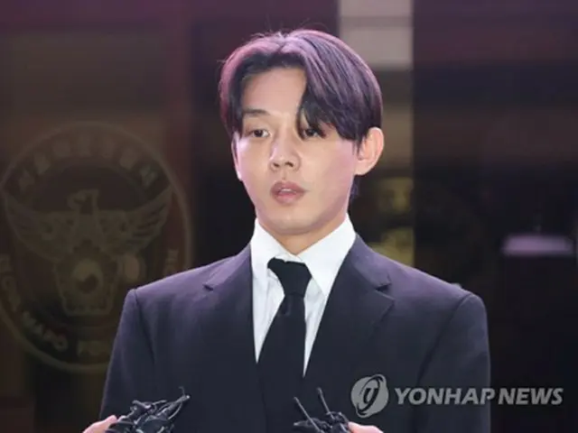 １回目の逮捕状請求が棄却され、警察署の前で取材に応じるユ・アインさん（資料写真）＝（聯合ニュース）