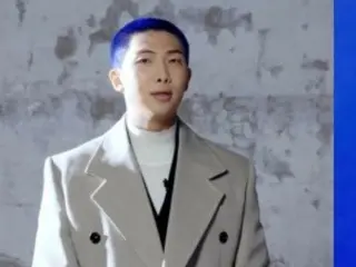 「BTS」RM、真っ青に染めた強烈ヘア公開…唯一無二の秋男
