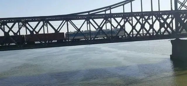 中国・丹東から北朝鮮・新義州に向かう貨物列車（資料写真）＝（聯合ニュース）