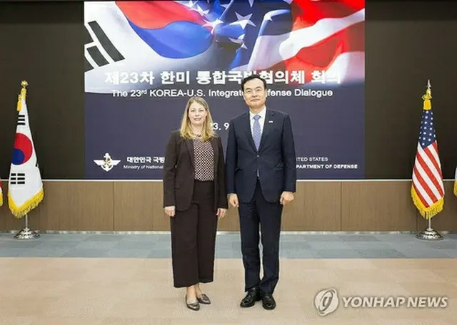国防部のホ・テグン国防政策室長（右）と米国防総省のマーシャル副次官補代行（国防部提供）＝（聯合ニュース）≪転載・転用禁止≫