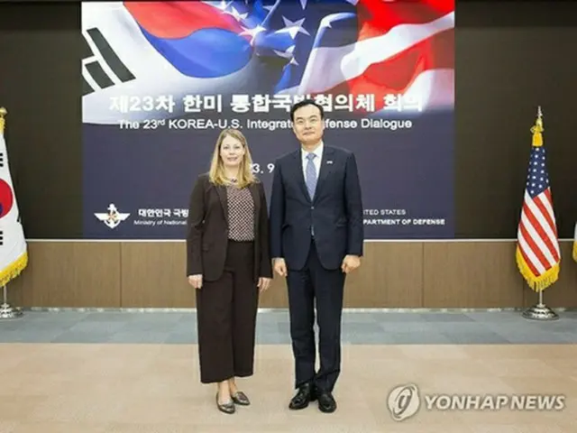 国防部のホ・テグン国防政策室長（右）と米国防総省のマーシャル副次官補代行（国防部提供）＝（聯合ニュース）≪転載・転用禁止≫