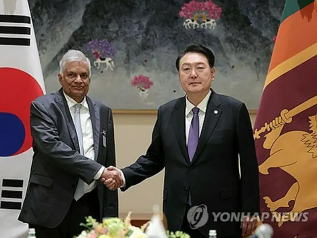 米ニューヨークで会談した韓国の尹大統領（右）とスリランカのウィクラマシンハ大統領＝１８日、ニューヨーク（聯合ニュース）