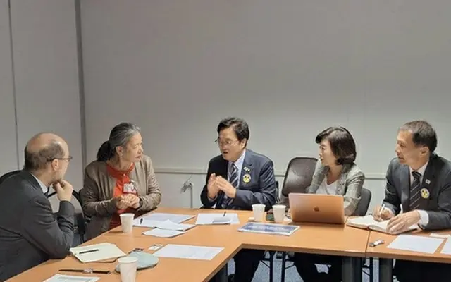 汚染水の海洋放出問題について話し合う共に民主党議員らと国連特別報告者＝１８日、ジュネーブ（聯合ニュース）