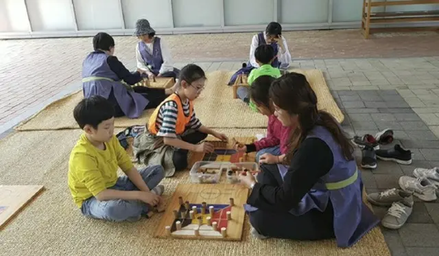 国立無形遺産院での伝承遊び（資料写真、同院提供）＝（聯合ニュース）≪転載・転用禁止≫