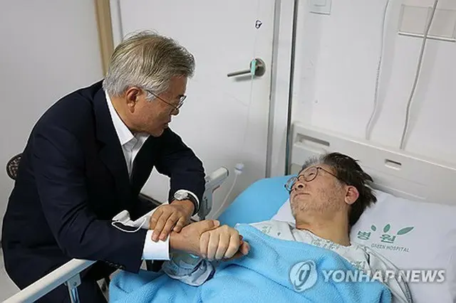韓国の文在寅（ムン・ジェイン）前大統領（左）が１９日、革新系最大野党「共に民主党」の李在明（イ・ジェミョン）代表が入院するソウル市内の病院を訪れ、李氏を見舞った。李氏は先月３１日から尹錫悦（ユン・ソクヨル）政権に対する抗議のハンガーストライキを行っていたが、１９日目となった今月１８日、体調が悪化して病院に搬送された。文氏は李氏にハンストを中止するよう説得したとされる（共同取材）＝（聯合ニュース）