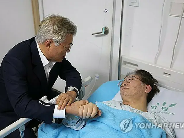 韓国の文在寅（ムン・ジェイン）前大統領（左）が１９日、革新系最大野党「共に民主党」の李在明（イ・ジェミョン）代表が入院するソウル市内の病院を訪れ、李氏を見舞った。李氏は先月３１日から尹錫悦（ユン・ソクヨル）政権に対する抗議のハンガーストライキを行っていたが、１９日目となった今月１８日、体調が悪化して病院に搬送された。文氏は李氏にハンストを中止するよう説得したとされる（共同取材）＝（聯合ニュース）