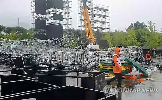倒壊したコンサートのステージ（消防当局提供）＝２０日、河南（聯合ニュース）