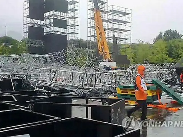 倒壊したコンサートのステージ（消防当局提供）＝２０日、河南（聯合ニュース）