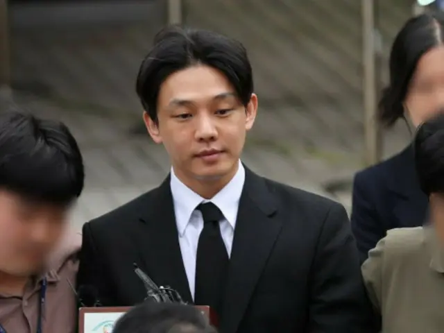 “麻薬容疑”俳優ユ・アイン、市民から紙幣を投げつけられる1