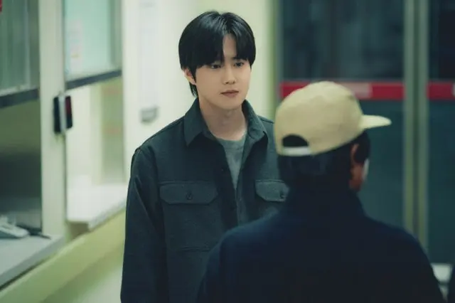 「ヒップタッチの女王」SUHO（EXO）、ミステリーな存在感…連続殺人事件の犯人なのか？