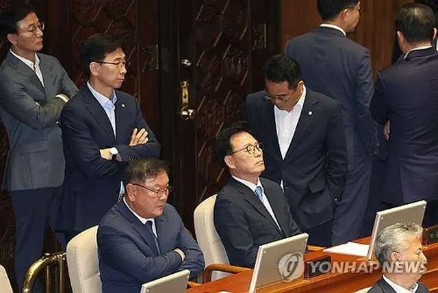 李在明代表の逮捕同意案が可決され、国会本会議場で厳しい表情を浮かべる共に民主党の議員ら＝２１日、ソウル（聯合ニュース）