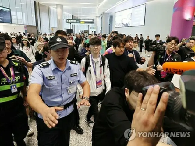 杭州の空港に到着したイ・サンヒョク（中央）＝２２日、杭州（聯合ニュース）