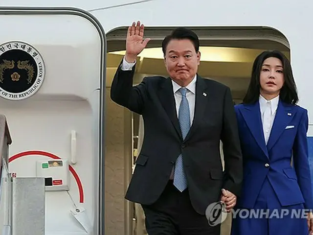 ソウル空港に到着した尹大統領夫妻＝２３日、城南（聯合ニュース）