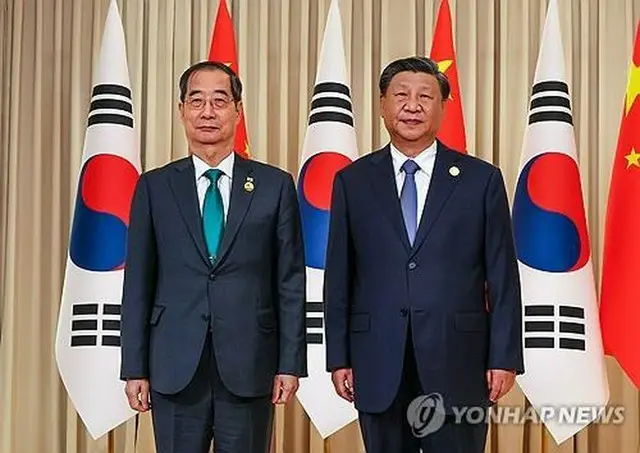 ２３日午後、中国の浙江省杭州市で会談した韓国の韓首相（左）と中国の習主席（国務総理室提供）＝（聯合ニュース）≪転載・転用禁止≫