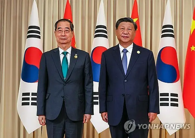 ２３日午後、中国の浙江省杭州市で会談した韓国の韓首相（左）と中国の習主席（国務総理室提供）＝（聯合ニュース）≪転載・転用禁止≫