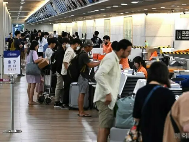 金浦空港で搭乗手続きをする人たち