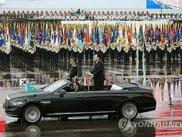 儀仗隊による栄誉礼を受ける韓国の尹大統領＝２６日、ソウル（聯合ニュース）