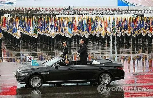 儀仗隊による栄誉礼を受ける韓国の尹大統領＝２６日、城南（聯合ニュース）