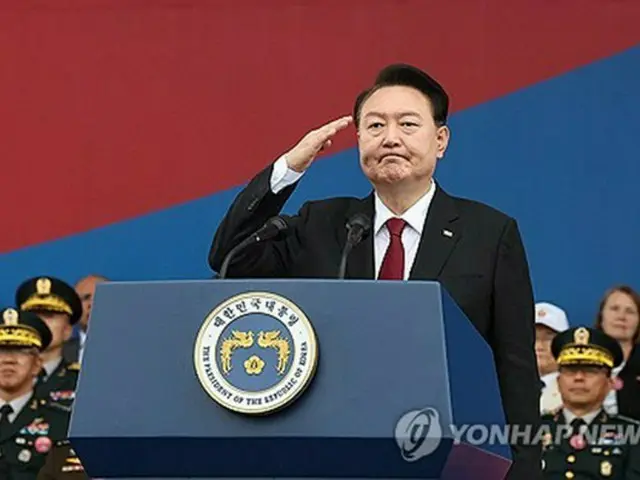 「国軍の日」の記念式典で敬礼する韓国の尹大統領=26日、城南(聯合ニュース)