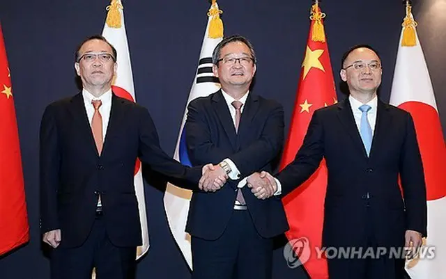 記念撮影を行う鄭炳元氏（中央）、船越健裕氏（左）、農融氏＝２６日、ソウル（聯合ニュース）