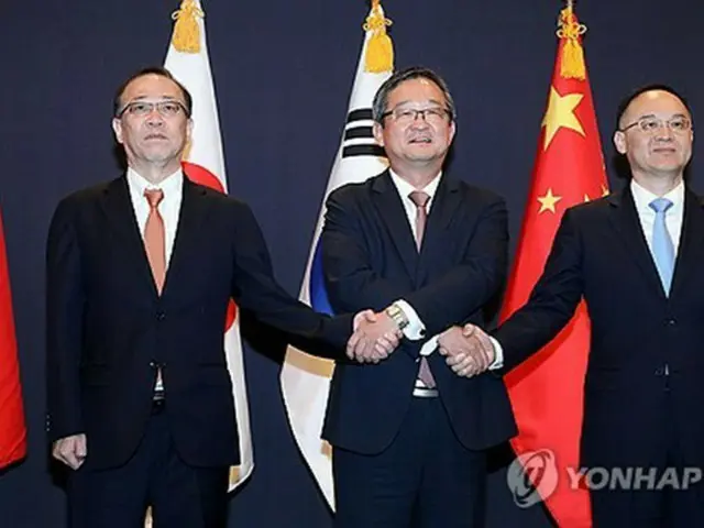 記念撮影を行う鄭炳元氏（中央）、船越健裕氏（左）、農融氏＝２６日、ソウル（聯合ニュース）