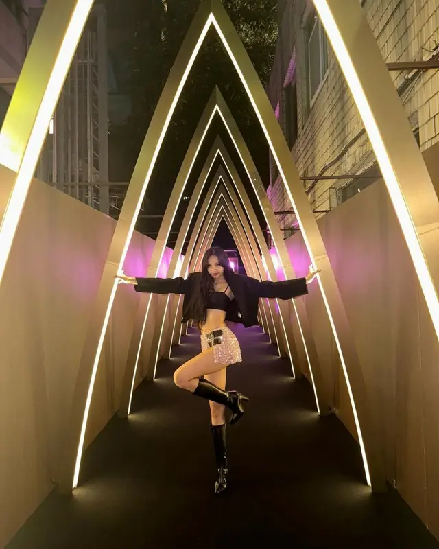 LISA（BLACKPINK）、SNSでの意味深文章に続いてYGスタッフなしの出国…「再契約不発説」が再浮上