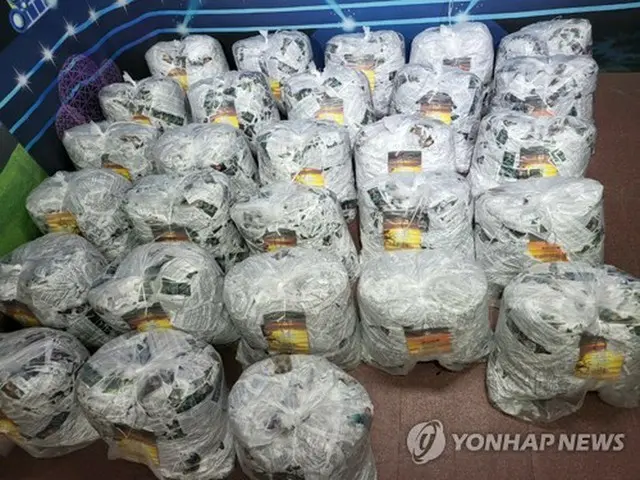 昨年４月、脱北者団体「自由北韓運動連合」が北朝鮮に向けて散布したビラ（同団体提供）＝（聯合ニュース）≪転載・転用禁止≫