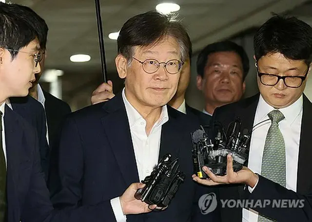 ２６日午後、令状審査を終えてソウル中央地裁を出る李氏＝ソウル（聯合ニュース）