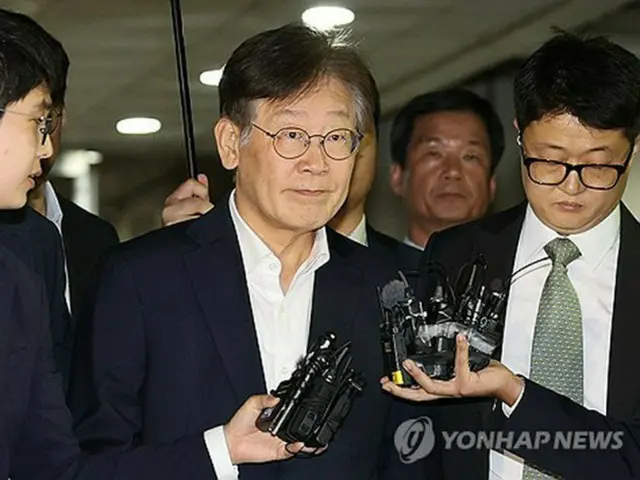 ２６日午後、令状審査を終えてソウル中央地裁を出る李氏＝ソウル（聯合ニュース）
