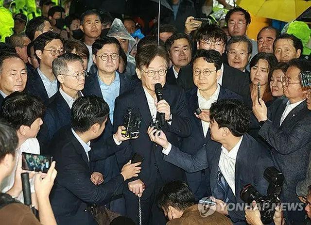 ２７日未明、逮捕状請求が棄却された後、待機先のソウル拘置所を出た李氏（中央）＝２７日、京畿道・義王（聯合ニュース）