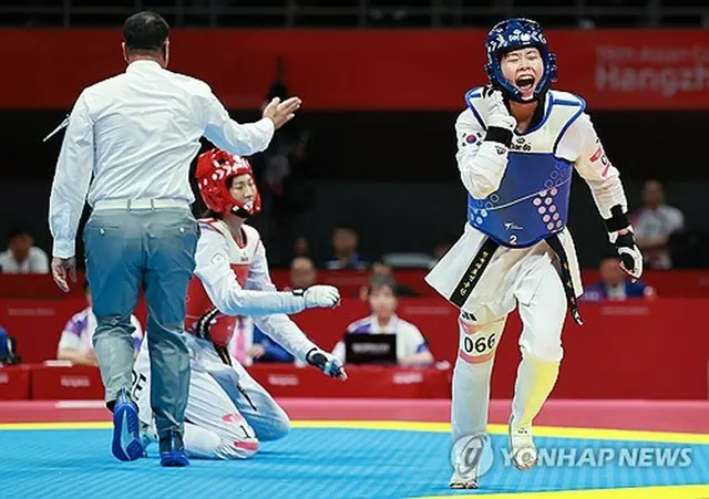 テコンドーの女子５３キロ級決勝で優勝を決め歓喜するパク・ヘジン＝２６日、杭州（聯合ニュース）