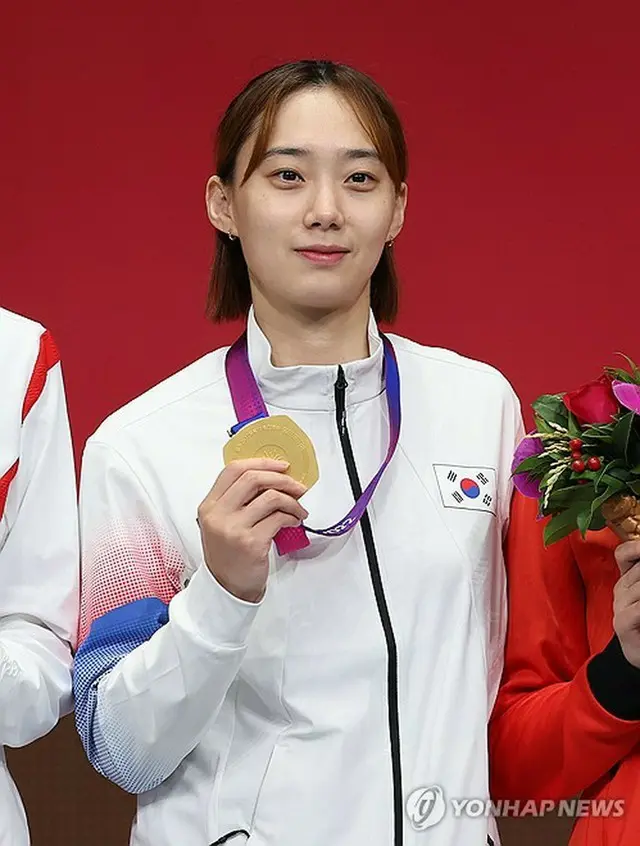 フェンシングの女子サーブル個人で金メダルを獲得した尹智秀＝２６日、杭州（聯合ニュース）