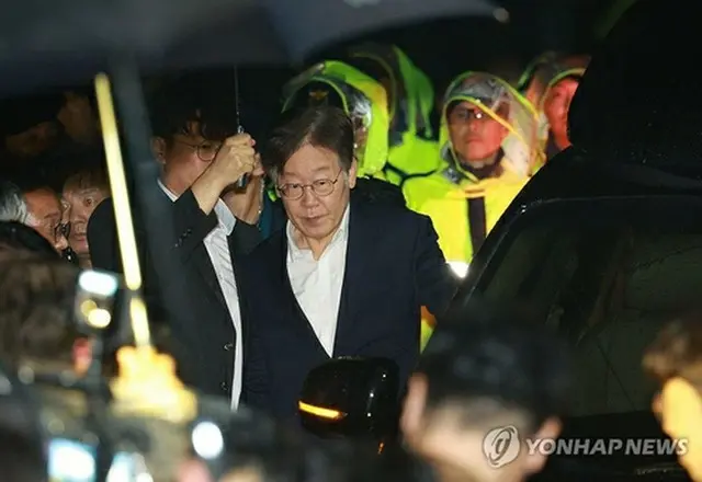 待機先の拘置所を出る李氏＝２７日、義王（聯合ニュース）