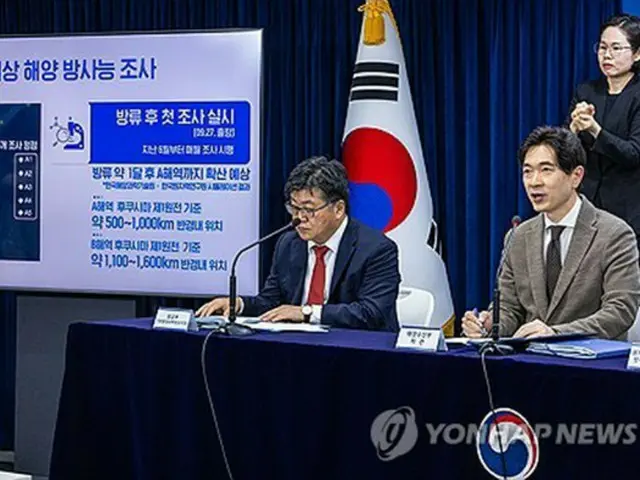 定例記者会見で発言する朴次官（右）＝２７日、ソウル（聯合ニュース）