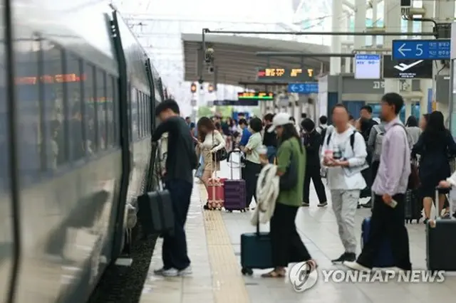 ソウル駅で列車に乗り込む帰省客＝２７日、ソウル（聯合ニュース）