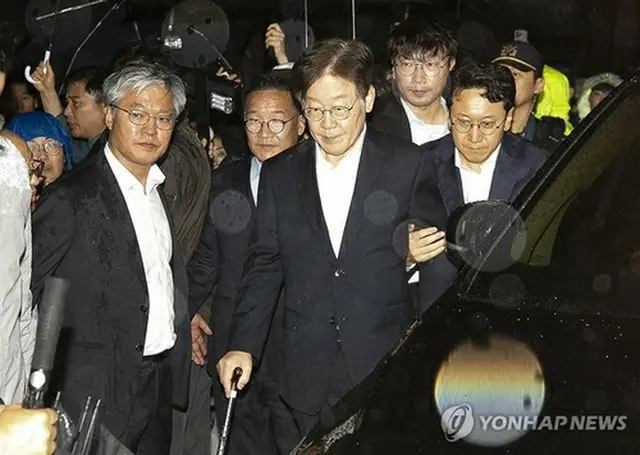 ２７日未明、逮捕状請求が棄却された後、待機先のソウル拘置所を出た李氏（中央）＝２７日、京畿道・義王（聯合ニュース）