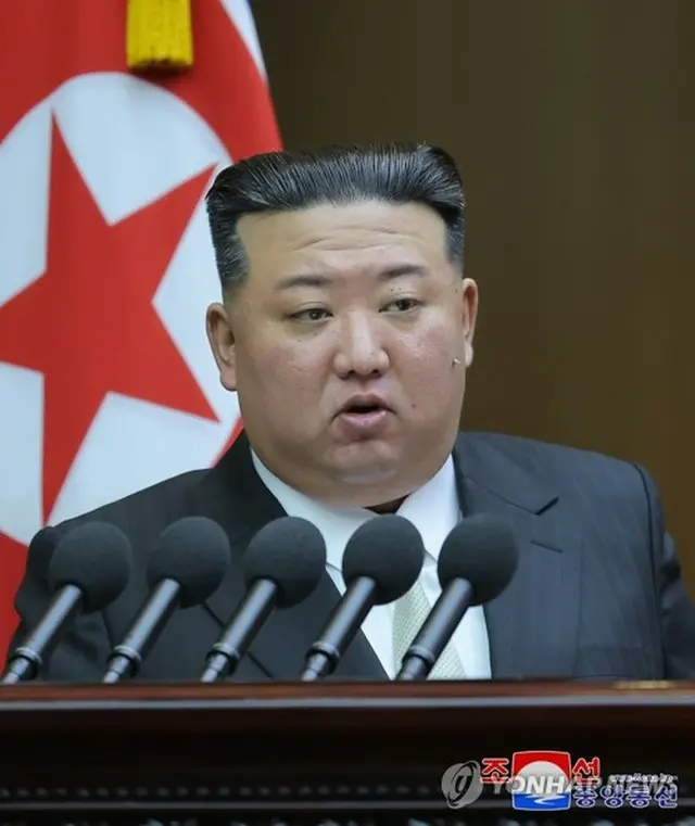最高人民会議で演説する金正恩氏＝（朝鮮中央通信＝聯合ニュース）≪転載・転用禁止≫