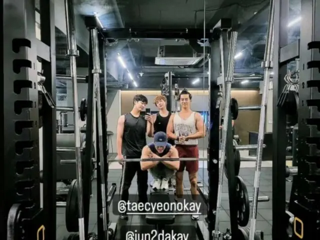 「2PM」チャンソン、Jun. K＆ニックン＆テギョンとジムで遭遇？…“パズルのピースみたいに相性バツグン”